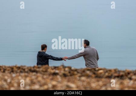 un homme et une femme amoureux ou couple tenant les mains sur la plage. Banque D'Images