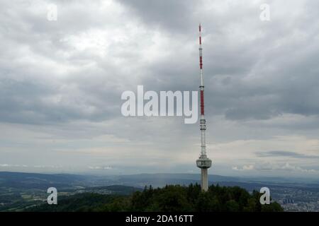 Émetteur ou antenne de signal de télécommunication pour la diffusion sur la haute montagne Uetliberg au-dessus de Zurich en Suisse. Paysage d'été. Banque D'Images