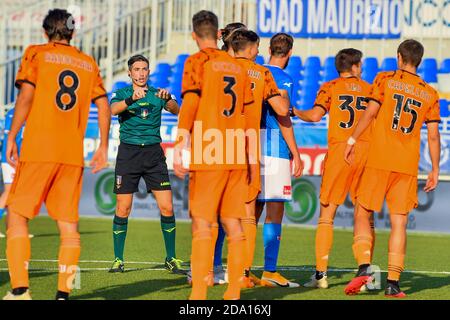 Novara, Italie. 08 novembre 2020. L'arbitre calmera les protestations lors du match italien de la série C entre Novara Calcio 1908 et le FC juventus U23 Cristiano Mazzi/SPP crédit: SPP Sport Press photo. /Alamy Live News Banque D'Images