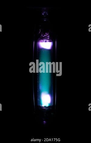 Image de gros plan du tube à arc aluminosilicate ou du brûleur de Lampe au mercure ma moyenne pression 250 W à la frappe initiale de l'arc Banque D'Images