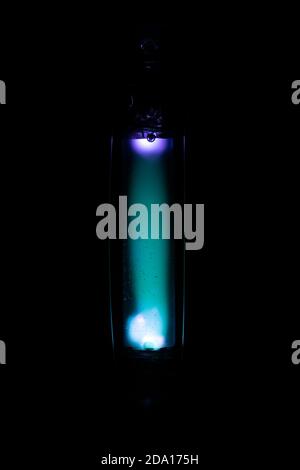 Image de gros plan du tube à arc aluminosilicate ou du brûleur de Lampe au mercure ma moyenne pression 250 W à la frappe initiale de l'arc Banque D'Images