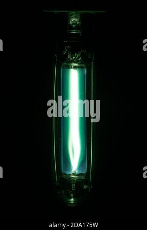 Lampe à décharge au mercure moyenne pression Mazda 250 W ma/V fonctionnant à pleine puissance Banque D'Images