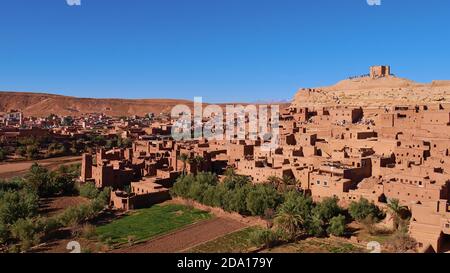 Vue panoramique sur le majestueux ksar mauresque ait Benhaddou, site classé au patrimoine mondial de l'UNESCO, avec ses bâtiments historiques situés sur les contreforts de l'Atlas. Banque D'Images