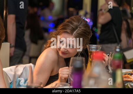 Portrait d'une belle jeune femme heureuse au restaurant, Londres, Royaume-Uni Banque D'Images