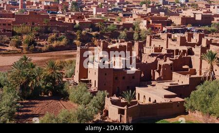 Ksar maure historique ait Benhaddou, site classé au patrimoine mondial de l'UNESCO, avec des bâtiments historiques situés sur une rivière près de Ouarzazate, Maroc, Afrique. Banque D'Images