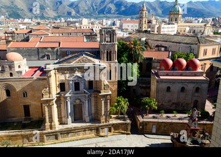 Paysage urbain de Palerme la principale ville de Sicile en Italie. Ici le toit et des vieilles maisons avec les montagnes en arrière-plan vu de la St Banque D'Images