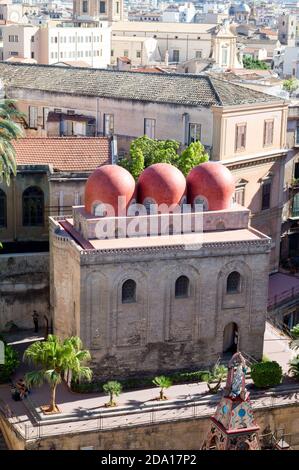 Palerme, Italie, juillet 2020. Détail de l'église San Cataldo avec ses trois dômes rouges dans le style arabe normand Banque D'Images