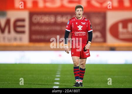 Llanelli, Royaume-Uni. 8 novembre 2020. Les Scarlets volent la moitié Angus O’Brien pendant le match de rugby Scarlets v Zebre PRO14. Crédit : Gruffydd Thomas/Alay Live News Banque D'Images