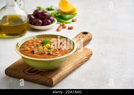 Fava beans DIP, traditionnel égyptien, nourriture moyenne-orientale foul medames Banque D'Images
