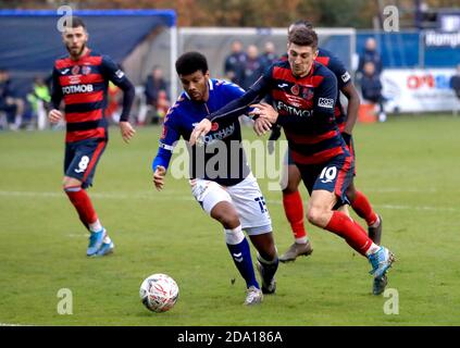 Le Jake Grey de Hampton & Richmond Borough (à droite) et le Kyle Jameson d'Oldham Athletic se disputent le ballon lors du premier match de la FA Cup au Beveree Stadium, Londres. Banque D'Images