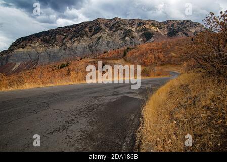 Les hauts sommets en granit et les falaises du nord de l'Utah, aux États-Unis, sont spectaculaires à l'automne. La route de montagne offre une vue panoramique sans fin de la gamme. Banque D'Images