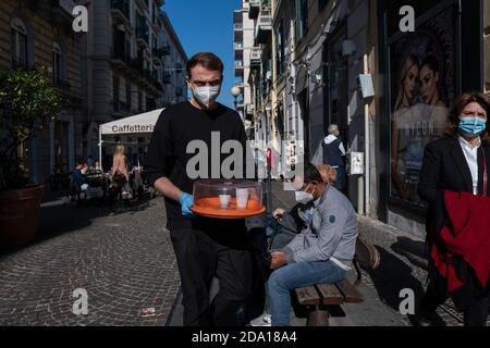 Naples, Italie. 08 novembre 2020. Un serveur portant un masque facial par mesure de précaution vu tenir le café d'un client. Crédit : SOPA Images Limited/Alamy Live News Banque D'Images