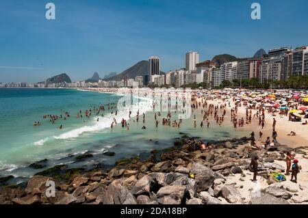 Vue sur la plage bondée de Copacabana à Rio de Janeiro, Brésil Banque D'Images