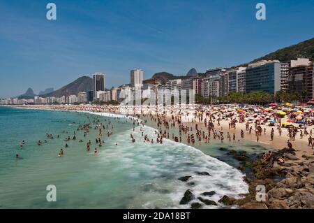 Vue sur la plage bondée de Copacabana à Rio de Janeiro, Brésil Banque D'Images