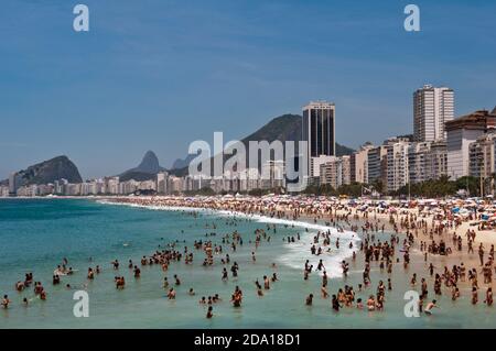 Vue sur la plage bondée de Copacabana à Rio de Janeiro, Brésil Banque D'Images