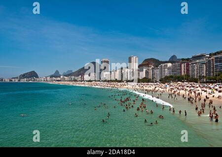 Vue sur la plage bondée de Copacabana à Rio de Janeiro, Brésil Banque D'Images