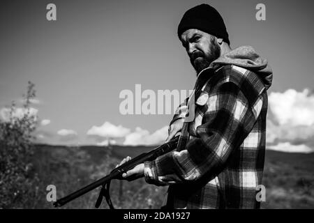 Chasseur avec fusil de chasse. Chasse sans frontières. Des vêtements pour le chasseur. Gros plan Portrait d'un chasseur de hamdsome. Banque D'Images