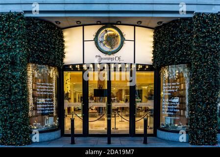 L'entrée de Grafton Street au Brown Thomas Department Store de Dublin, fermée en raison des restrictions du coronavirus, elle est habillée et prête pour Noël. Banque D'Images