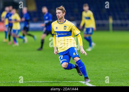 Brondby, Danemark. 08 novembre 2020. Simon Hedlund (27) de Broendby SI on le voit pendant le match 3F Superliga entre Broendby IF et Odense Boldklub au stade Brondby. (Crédit photo : Gonzales photo/Alamy Live News Banque D'Images