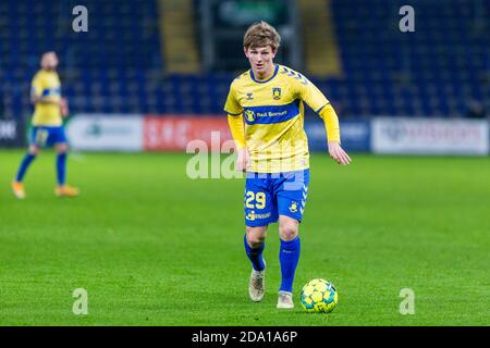 Brondby, Danemark. 08 novembre 2020. Peter Bhur (29) de Broendby S'IL est vu pendant le match 3F Superliga entre Broendby IF et Odense Boldklub au stade Brondby. (Crédit photo : Gonzales photo/Alamy Live News Banque D'Images