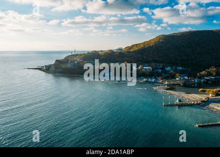 Magnifique panorama aérien de la plage et de la promenade d'Arkhipo-Osipovka dans la région de Gelendzhik, côte de mer noire, station balnéaire pour les vacances et le plaisir, vue d'en haut. Banque D'Images