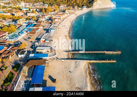 Magnifique panorama aérien de la plage et de la promenade d'Arkhipo-Osipovka dans la région de Gelendzhik, côte de mer noire, station balnéaire pour les vacances et le plaisir, vue d'en haut. Banque D'Images