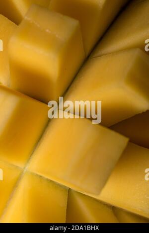 Mangue mûre coupée en dés. Une alimentation saine avec des produits naturels, des aliments naturels. Fruits savoureux magnifiés. Banque D'Images