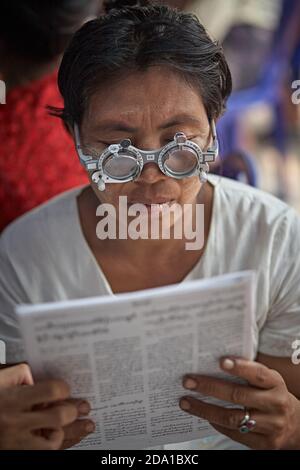 Mae SOT, Thaïlande. Avril 2012. Une femme effectue un test visuel à la clinique Mae Tao qui fournit une assistance médicale aux réfugiés du Myanmar. Banque D'Images