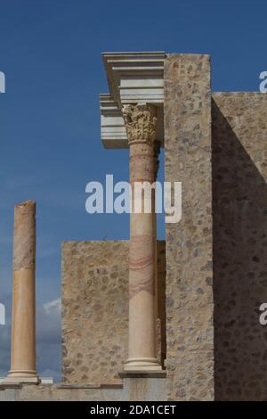 Théâtre romain à Cartagena, Espagne montrant des colonnes reconstruites au bord du Proscaenium ou de la scène. Banque D'Images