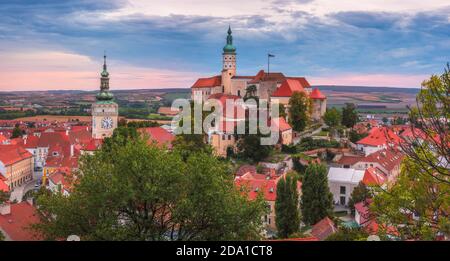 Environs du château de Mikulov vue panoramique en Moravie du Sud, République Tchèque vue depuis la Tour de Goat (Kozi Hradek) Banque D'Images