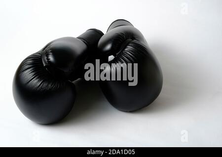 Gants de kickboxing pour enfants. Gants de boxe pour enfants. Gants pour arts martiaux. Isolé sur blanc. Banque D'Images