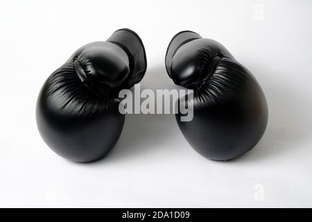 Gants de kickboxing pour enfants. Gants de boxe pour enfants. Gants pour arts martiaux. Isolé sur blanc. Banque D'Images