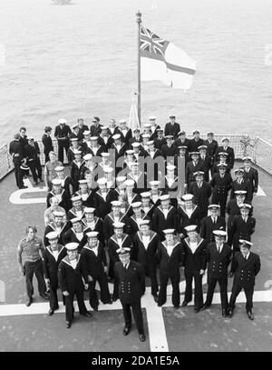 L'ÉQUIPAGE DU HMS HERALD QUI A SERVI DE ROUGE TRAVERSEZ LES NAVIRES PENDANT LA GUERRE DES MALOUINES 1982 Banque D'Images