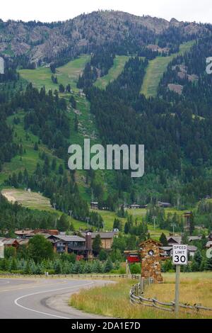 VILLAGE DE TETON, Wyoming – 1er AOÛT 2020 - vue sur le village de Teton, un complexe de montagne situé près du parc national de Grand Teton à Jackson, Wyoming, États-Unis. Banque D'Images