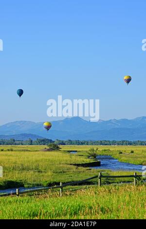 VILLAGE DE TETON, Wyoming – 2 AOÛT 2020 - vue de trois ballons d'air chaud près de Teton Village, un complexe de montagne situé près du parc national de Grand Teton à Jackson, Banque D'Images