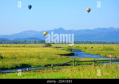 VILLAGE DE TETON, Wyoming – 2 AOÛT 2020 - vue de trois ballons d'air chaud près de Teton Village, un complexe de montagne situé près du parc national de Grand Teton à Jackson, Banque D'Images