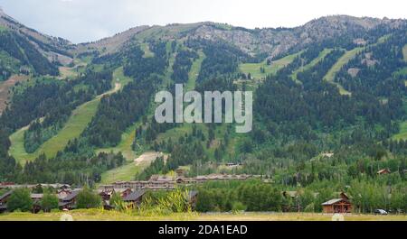 VILLAGE DE TETON, Wyoming – 1er AOÛT 2020 - vue sur le village de Teton, un complexe de montagne situé près du parc national de Grand Teton à Jackson, Wyoming, États-Unis. Banque D'Images