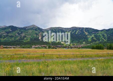 VILLAGE DE TETON, Wyoming – 1er AOÛT 2020 - vue sur le village de Teton, un complexe de montagne situé près du parc national de Grand Teton à Jackson, Wyoming, États-Unis. Banque D'Images