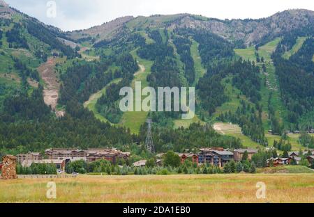 VILLAGE DE TETON, Wyoming – 1er AOÛT 2020 - vue sur le village de Teton, un complexe de montagne situé près du parc national de Grand Teton à Jackson, Wyoming, États-Unis. Banque D'Images