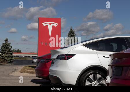 Indianapolis - Circa septembre 2020 : véhicules électriques Tesla en attente de préparation à la vente. Tesla EV modèle 3, S et X sont une clé pour un plus propre et vert Banque D'Images