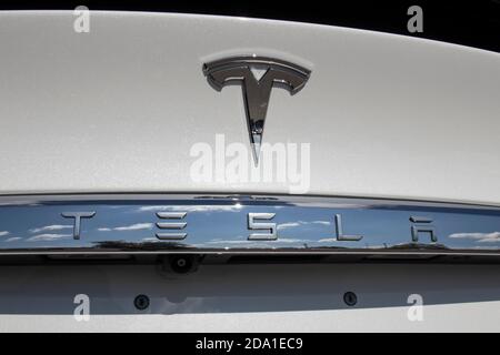 Indianapolis - Circa septembre 2020 : véhicules électriques Tesla en attente de préparation à la vente. Tesla EV modèle 3, S et X sont une clé pour un plus propre et vert Banque D'Images