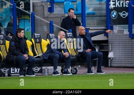 ARNHEM, PAYS-BAS - NOVEMBRE 08 : assistant Jan Fiesser de vitesse, assistant Joseph Oosting de vitesse, entraîneur Thomas Letsch de vitesse pendant le match hollandais entre vitesse et FC Emmen à Gelredome le 8 novembre 2020 à Arnhem, pays-Bas (photo de Ben gal/Orange Pictures) Banque D'Images