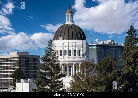 Dôme du bâtiment du Capitole de l'État de Californie à Sacramento avec ciel nuageux. Banque D'Images
