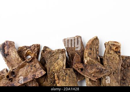 tendons séchés de bœuf, d'agneau, de porc, de chien de cerf sur fond blanc Banque D'Images