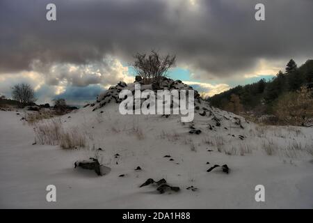 Petite et très vieille neige de cône volcanique couverte dans le parc de l'Etna au-dessus du ciel spectaculaire le soir, la Sicile Banque D'Images