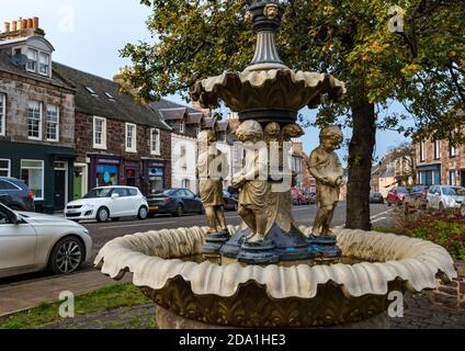 Fontaine victorienne en fonte au centre du village avec des enfants, East Linton, East Lothian, Écosse, Royaume-Uni Banque D'Images