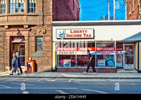 People walking by the Liberty Income Tax business Banque D'Images