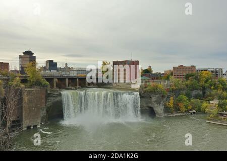 ROCHESTER, NY –17 OCT 2020- vue sur les High Falls au-dessus de la rivière Genesee dans le quartier historique de Brown’s Race, dans le centre-ville de Rochester, New York, Unite Banque D'Images