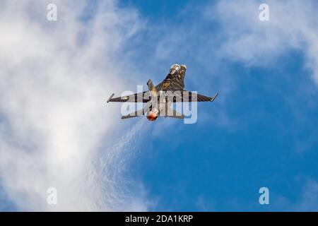 Sanford, Floride – 31 octobre 2020 : performance du faucon de combat F-16 par l'équipe de démonstration de Viper du Commandement de combat aérien F-16 au Lockheed Martin Banque D'Images