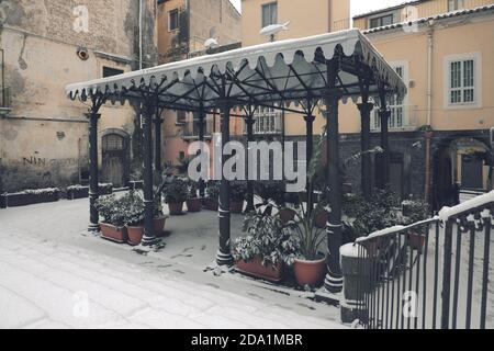Vieux marché aux poissons style liberté dans la rue d'hiver de la vieille ville d'Adrano en Sicile Banque D'Images